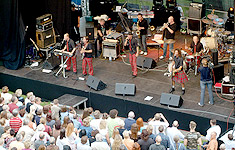 Die Band "Brings" auf dem Vorplatz des KölnTriangle