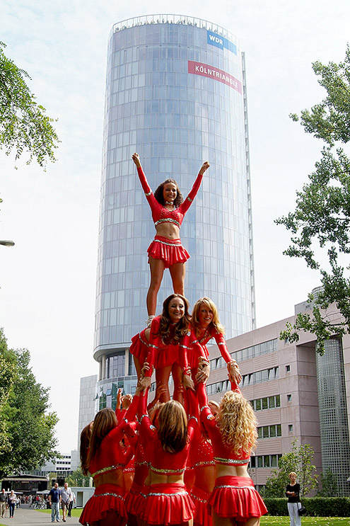 Die FC Cheerleader vor dem KölnTriangle