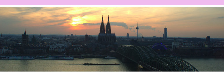 Panoramabild mit der Aussicht auf Köln in der Abenddämmerung vom KölnTriangle Cologne View